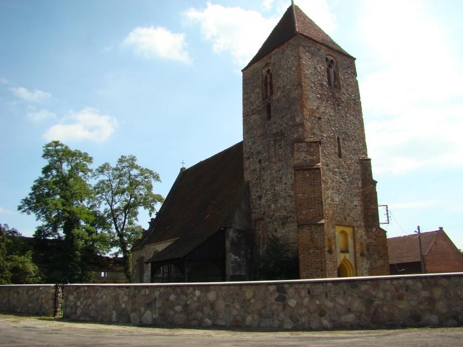 Krzepielów - widok na kościół św. Marcina Biskupa od strony północno-zachodniej