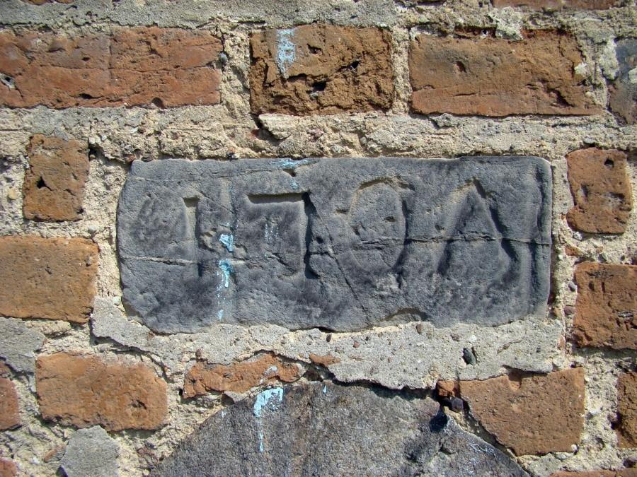 Krzepielów - jedna z plyt z datami przebudowy kościoła wmurowanymi w wieżę kościelną