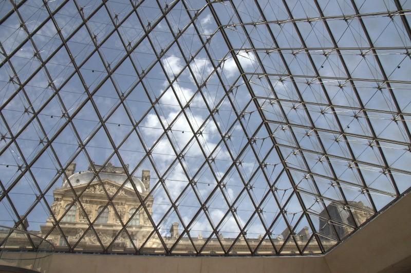 Louvre od dołu