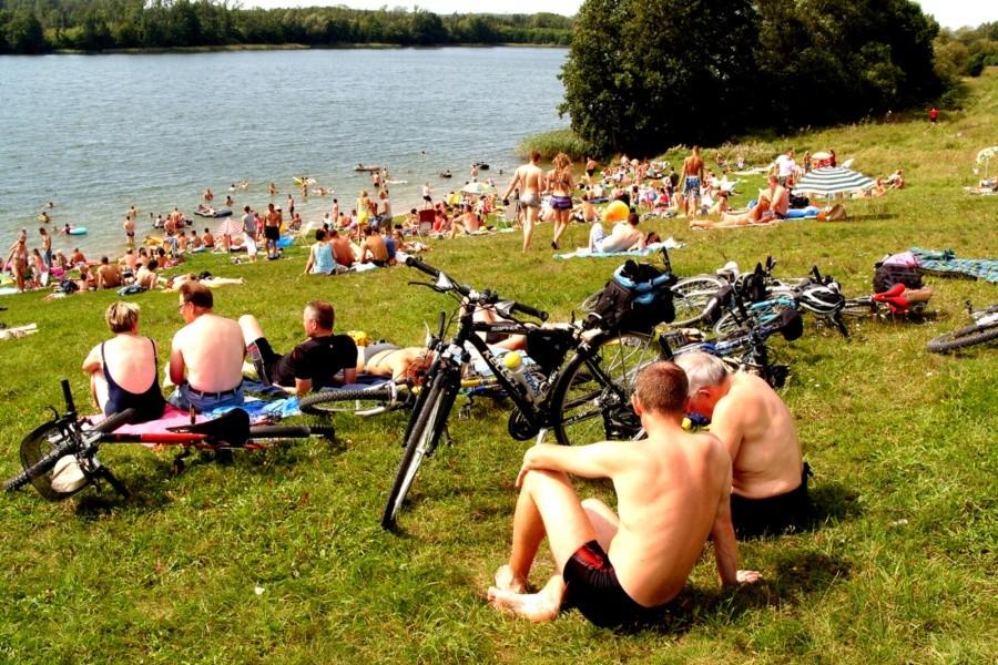 Rowerzyści nad jeziorkiem