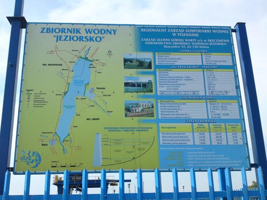 Tablica informacyjna na zaporze w Jeziersku