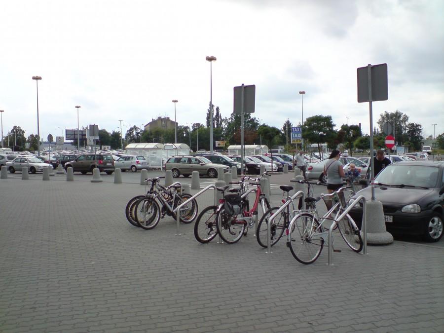 Parkin rowerowy przed Pasażem Łódzkim