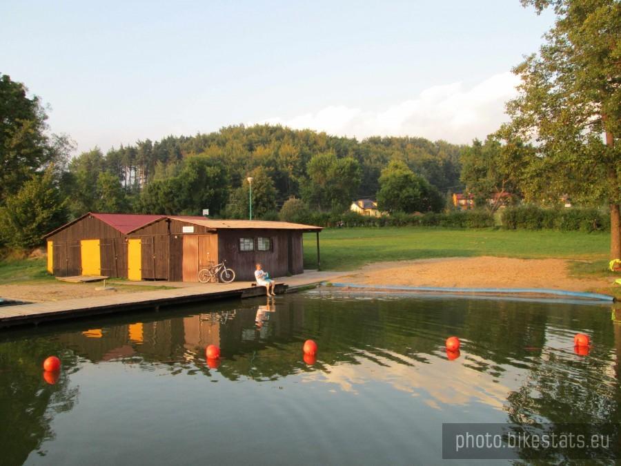 Wypożyczalnia sprzętu nad jeziorem Ostrzyckim
