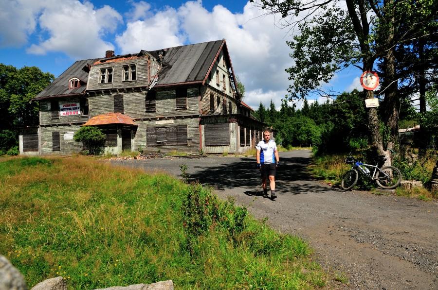 Ruina schroniska na Rozdrożu Izerskim (767 m n.p.m.)