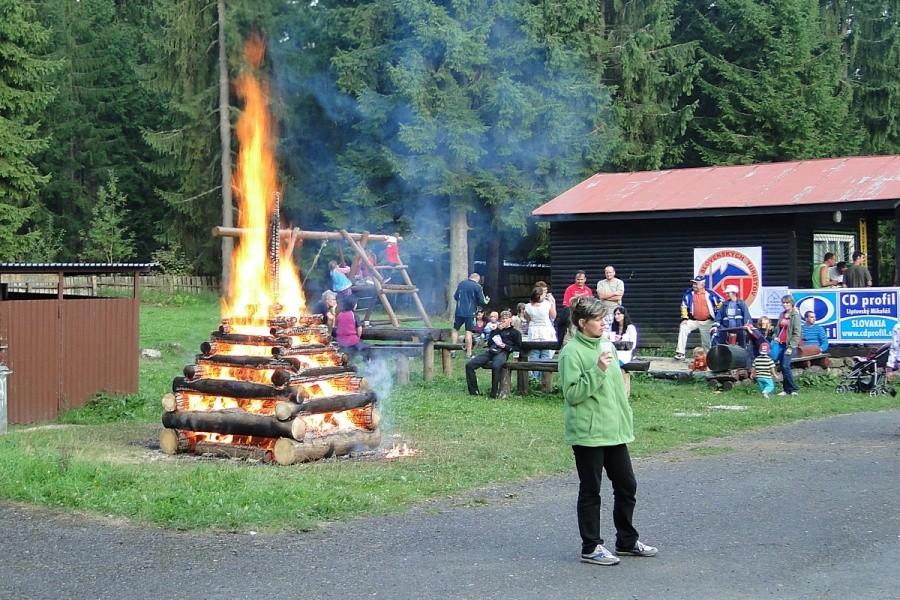 Ognisko na campingu z okazji Narodowego Wejścia Na Krywań