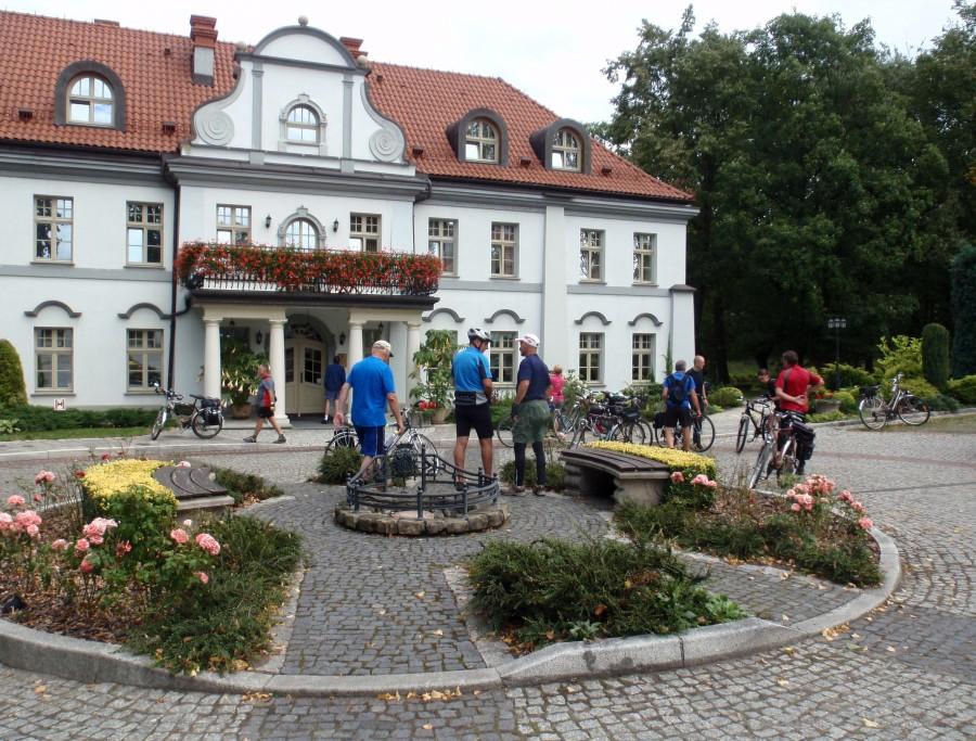 Przed pałacem w Czarnym Lesie
