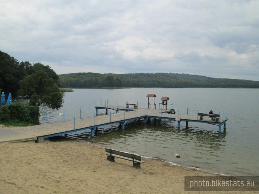 Pusta plaża nad Jeziorem Ostrzyckim