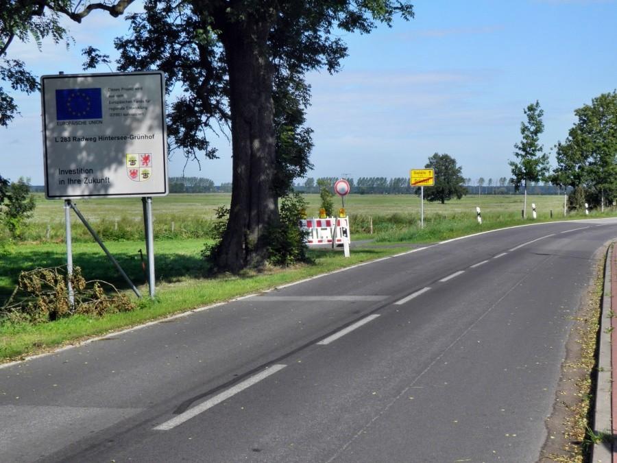 Droga między miejscowościami Glashütte i Grünhof, po lewej ścieżka rowerowa.