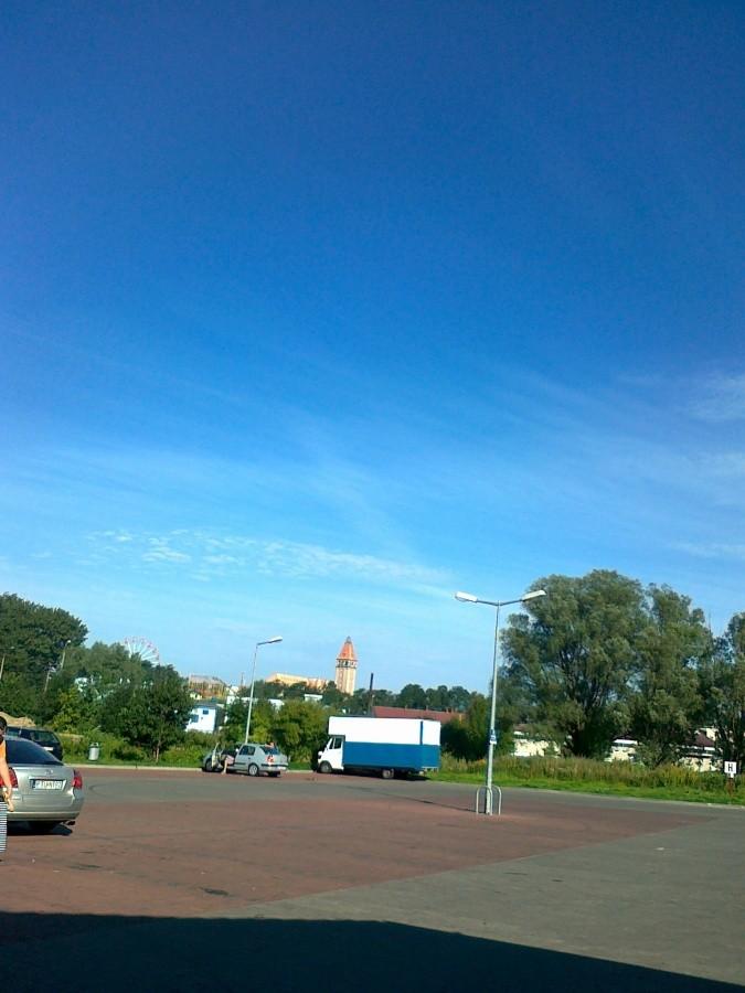 Parking przy Lidlu, w tle widok na miasto