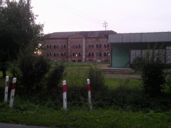 Jakiś zaniedbany budynek w Głębokim