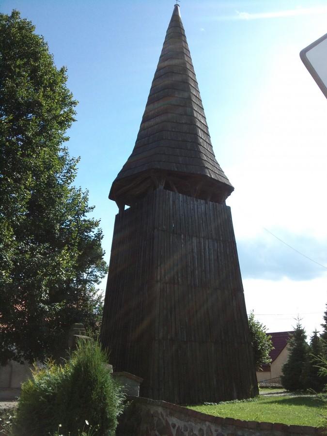 drewniana dzwonnica , chyba w Raculi ?