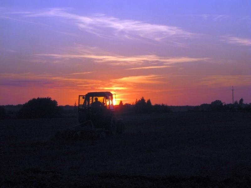 Traktor w tle zachodzącego Słońca