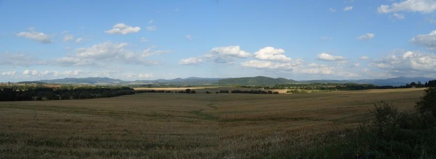 Panorama ze Starej Łomnicy a w oddali pasmo gór Bystrzyckich.