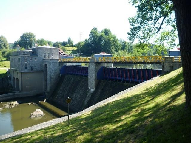 Elektrownia wodna na Bobrze, a na elektrowni Che, ale nie chce mi się dorysowywać strzałki