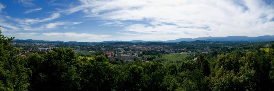 Panorama Jeleniej Góry i Kotliny Jeleniogórskiej z wieży na Wzgórzu Krzywoustego
