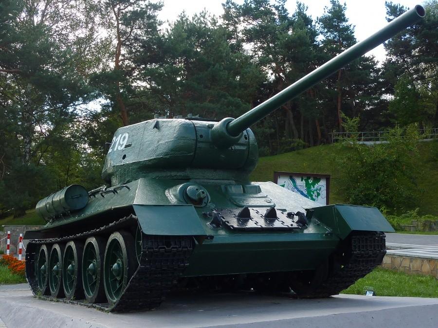T-34 na cokole przed skansenem militarnym w Mniszewie