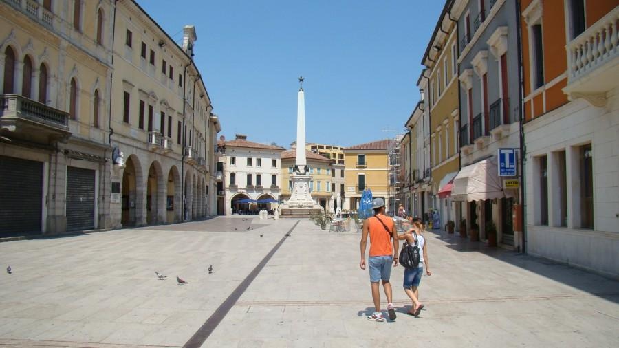 Opustoszałe centrum podczas sjesty