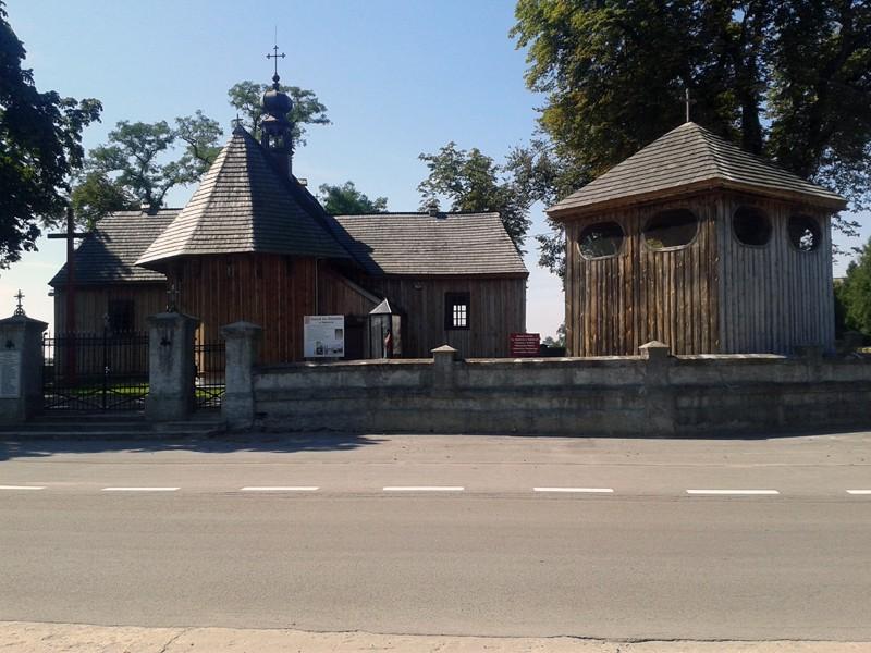Drewniany, odrestaurowany kościół w makolicach.
