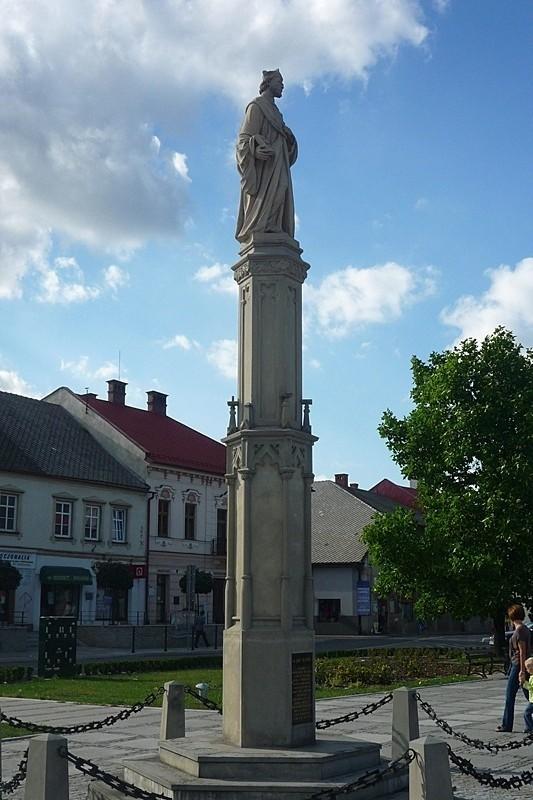 Pomnik św. Jana Kantego na rynku w Kętach