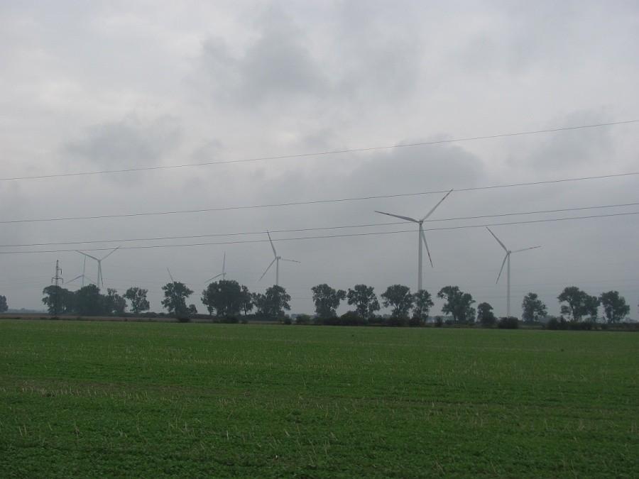farma wiatrowa przy drodze