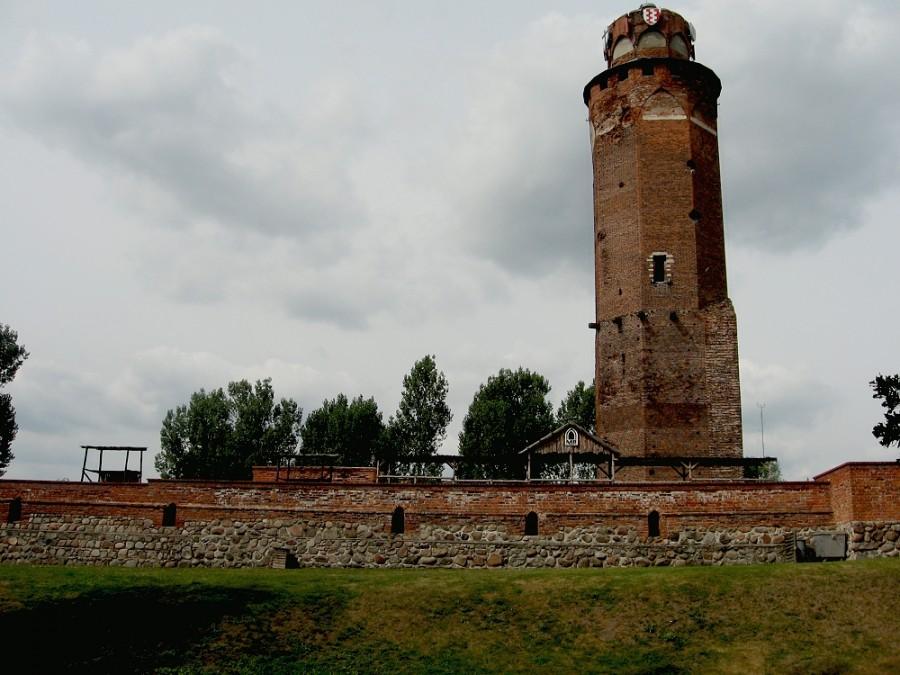 Brodnica - ruiny zamku krzyżackiego z zachowaną wieża z XIV w
