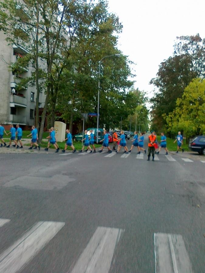 Studenci WAT wracają z porannej zaprawy