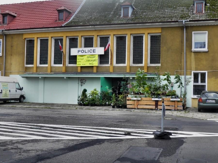 Obrazek z Polic - dworzec kolejowy jako kwiaciarnia.