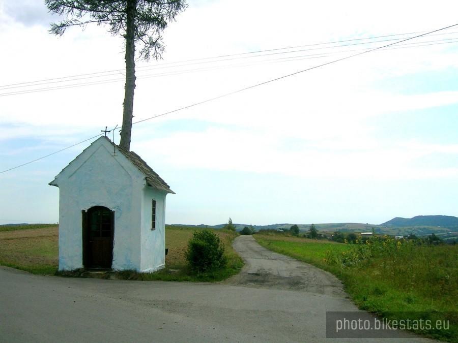 Kapliczka na rozdrożu