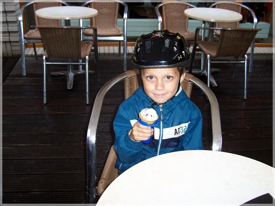 Tymek in action i jego lody zamiast Masy Krytycznej :).