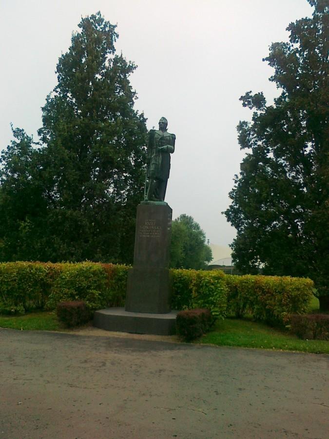 Sowiński w okopach Woli. Pomnik w parku jego imienia
