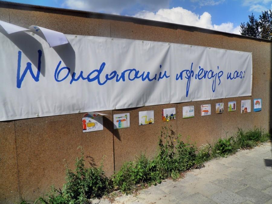 Na ogrodzeniu budowy przy Al. Piastów - Office Center.