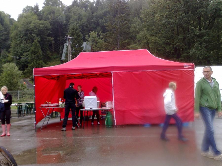 Namiot tu wydają jedzonko po maratonie