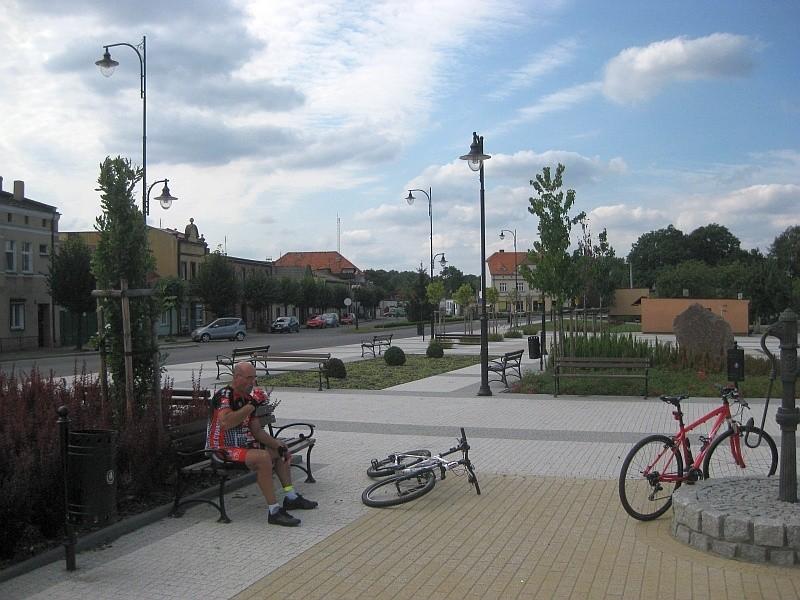 Nekla - przerewa na placu w centrum