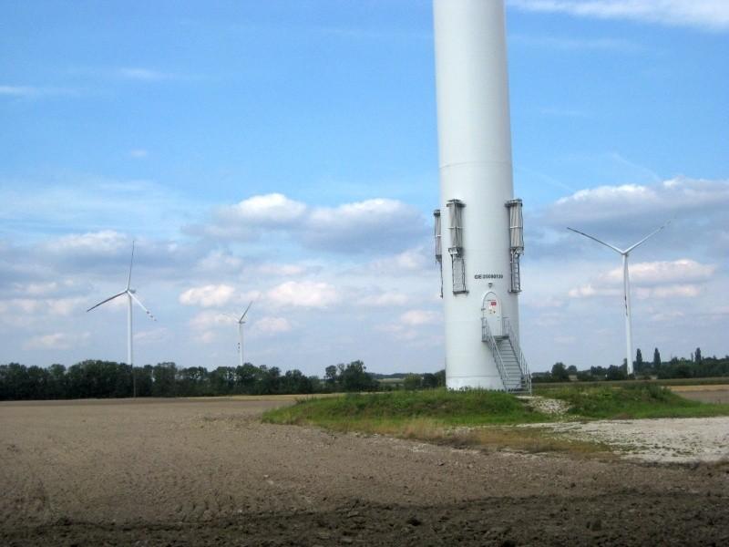 Stroszki - elektrownie wiatrowe o wys. 150m.
