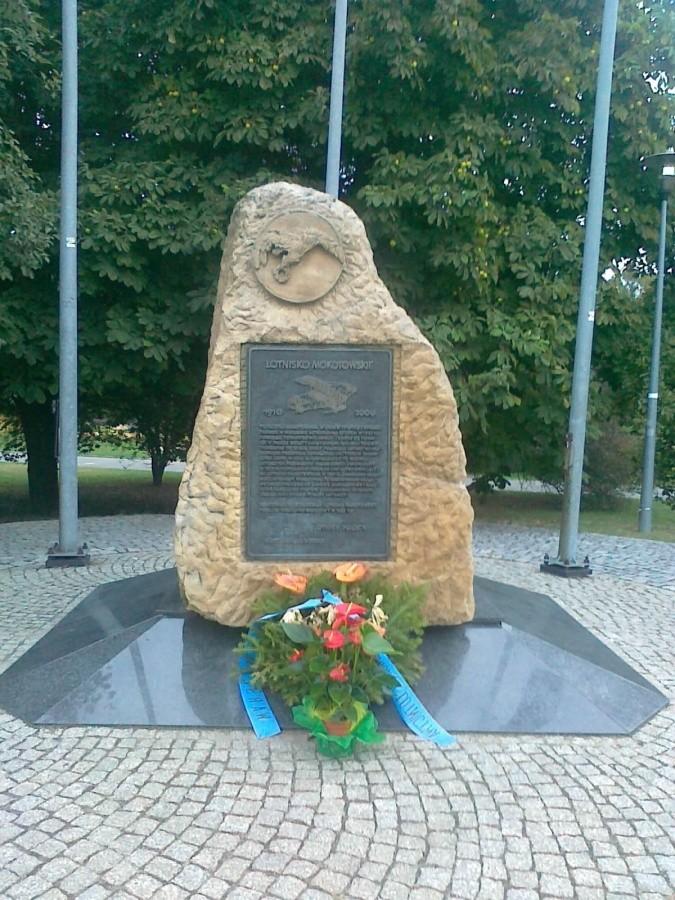 Obelisk upamiętniający Lotnisko Mokotowskie