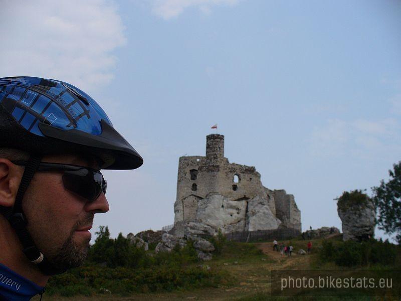 autoportret - biker z zamkiem w tle