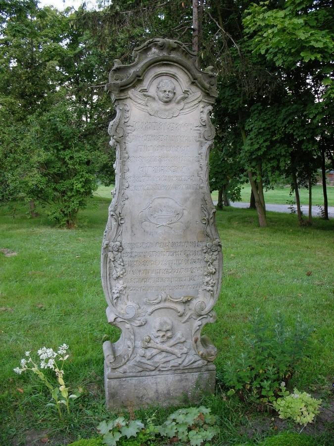 Sobieszewo - stela z d. cmentarza ewangelickiego
