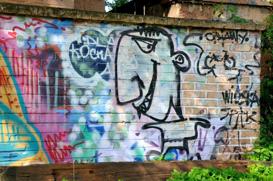 Graffiti na stacji w Rębiszowie
