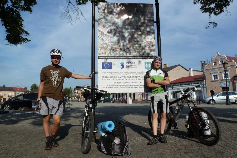 Łowicz, a w tle trójkątny rynek starego miasta