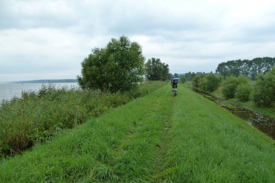 Droga zalana, tak więc jedziemy wałem