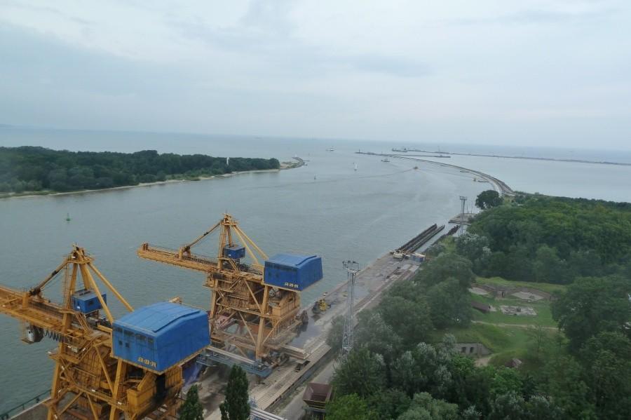 Widok na wejście do portu z latarni morskiej w Świnoujściu