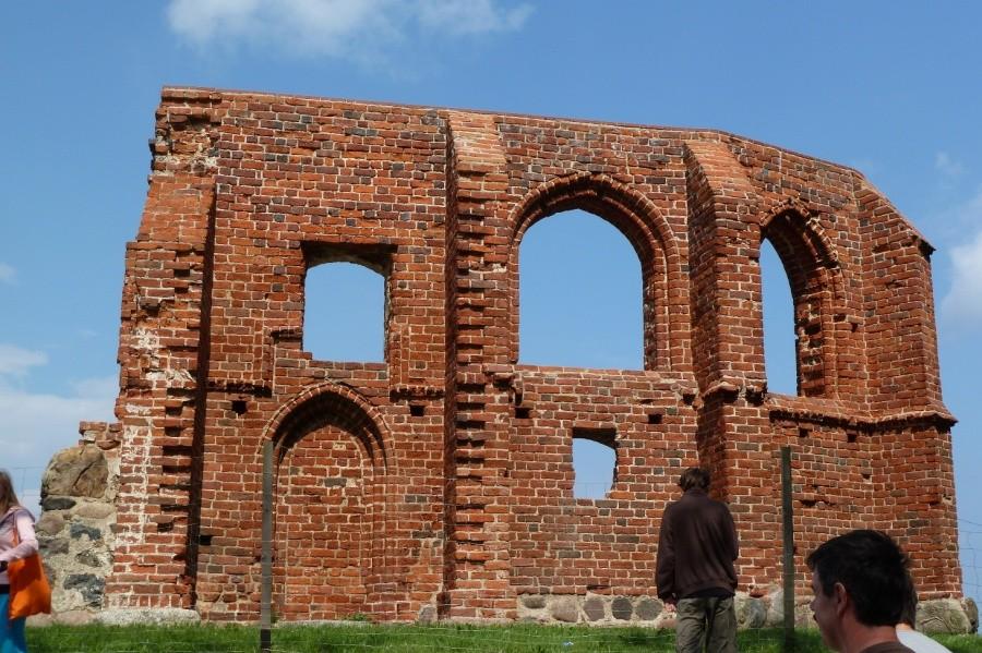Ruiny na klifie w Trzęsaczu