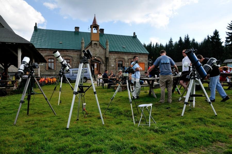 Teleskopy przed schroniskiem Orle