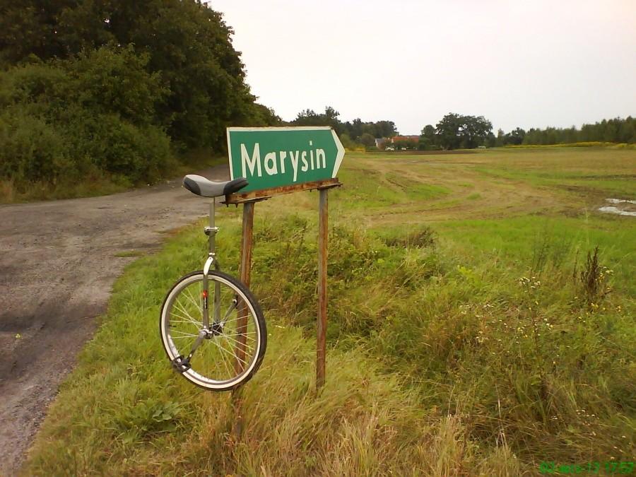 Marysin. 9 domów w polu i zero asfaltu!