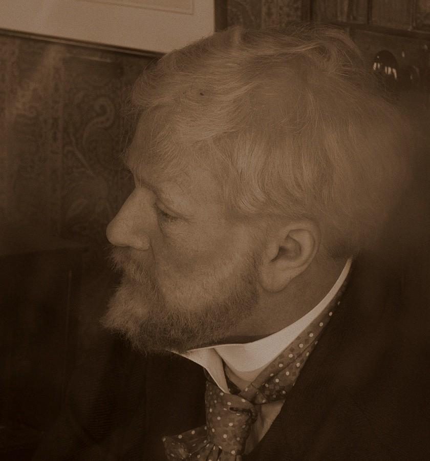 Gustave Eiffel... dalej siedzi na szczycie i patrzy...