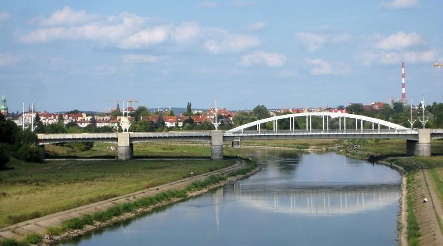 Widok na Wartę i Most Rocha, a w oddali Dziewicza Góra