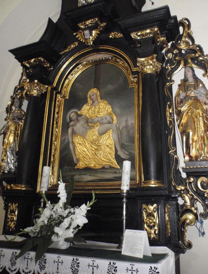 Jeden z bocznych ołtarzy kościoła Paulinów w Wieruszowie