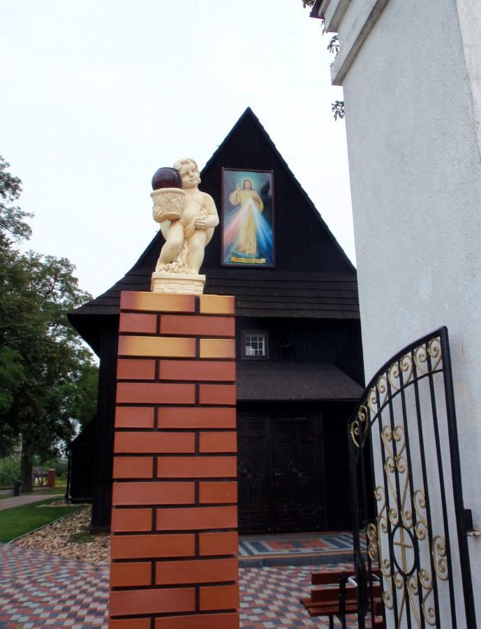 Stary Chądzyn- "upiększanie" zabytkowego kościółka