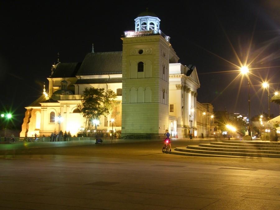 Dzwonnica z tarasem widokowym, w tle kościół św. Anny
