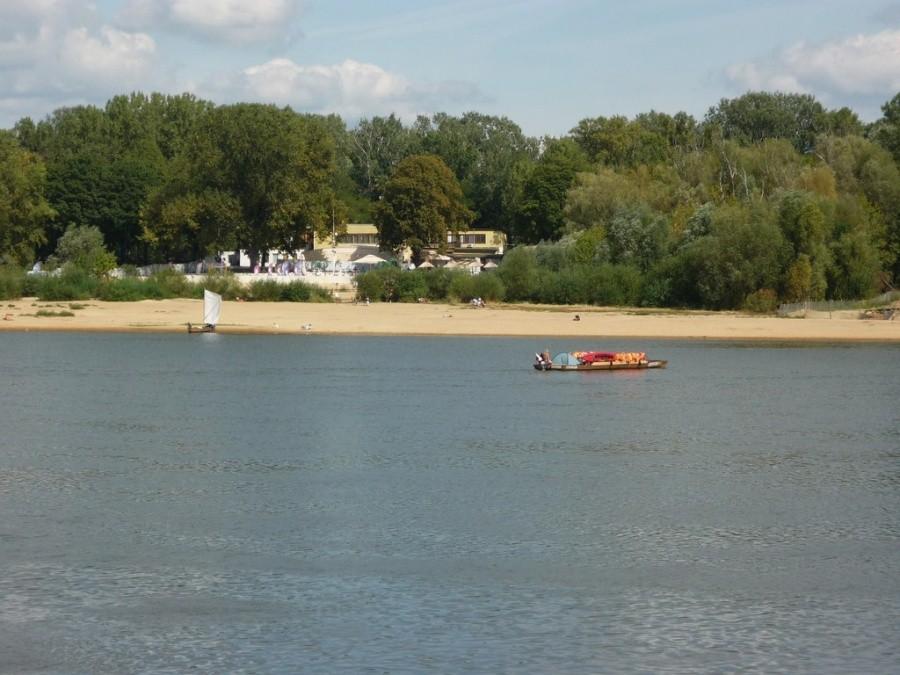 Łódka z żaglem gaflowym Na Warszawskiej La Playa Music Bar